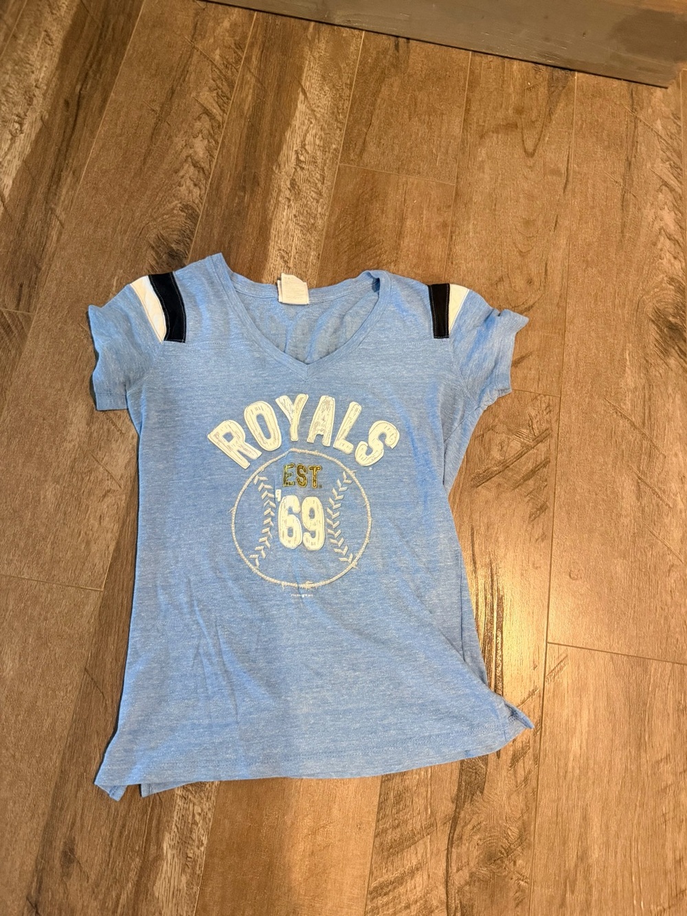 5th & Ocean Light Blue 'Royals' V‑Neck Tee with Shoulder Stripes